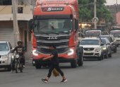 Moradores aquejan por el paso diario de camiones pesados en la ciudadela Abel Gilbert 3.