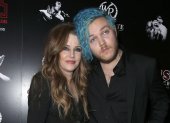 Lisa Marie junto a su hijo Ben. Ahora los restos de ambos descansarán junto a los de Elvis Presley.
