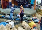Santa Elena. Autoridades revisaron los daños causados por el oleaje.
