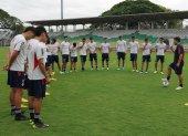 Fotografía cedida por la Asociación Nacional de Fútbol Profesional (ANFP), de jugadores de la selección chilena Sub"20 durante un entrenamiento hoy, en el Complejo Deportivo Palmira, en Palmira (Colombia).