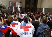 Miembros de la Confederación Nacional de Funcionarios de la Salud Municipal (Confusam) se manifiestan hoy para exigir mejoras en la atención primaria, en las afueras del Ministerio de Salud en Santiago (Chile). EFE/