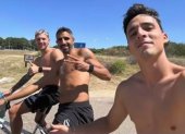 En bicicleta y sin camisa. En Uruguay, los jugadores de Independiente del Valle arrancaron más de un suspiro.