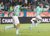 Ángel Mena (d) celebra su gol frente al Necaxa.