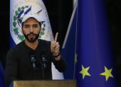 El presidente de El Salvador, Nayib Bukele, asiste a un evento oficial hoy, en Mejicanos (El Salvador). Bukele aseguró la noche del martes que El Salvador se ha convertido "en el país más seguro de América Latina" y señaló que ahora los jóvenes "ya no son víctimas" de la violencia. EFE/ Rodrigo Sura