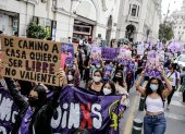 Decenas de personas participan en una marcha contra la violencia de genero, en Lima (Perú), en una fotografía de archivo. EFE/Stringer