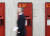 Un peatón pasa por los buzones de correo de Royal Mail en Londres el 25 de marzo de 2014. EFE/EPA/ANDY RAIN