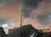 Tecnología. El pararrayos láser en acción en una montaña de Suiza.