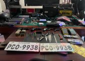 Evidencias. Armas, dispositivos para clonar tarjetas, placas de vehículos, son entre otros los elementos incautados.