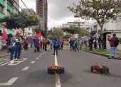 Acción. Un grupo de militantes de Unidad Popular en los exteriores del IESS.