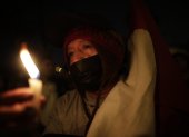 Fotografía de archivo de ciudadanos que encienden velas para pedir el cese de la represión a las protestas en Lima (Perú).