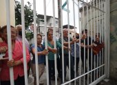 Un grupo de residentes de Samanes 1 se coloca en una puerta instalada en una peatonal.