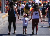 Una pareja de manifestantes acude a la Marcha del Orgullo en apoyo a la comunidad LGTBI, en Santiago (Chile), en una fotografía de archivo.