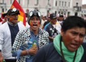 Manifestantes participan en la "toma de Lima" hoy, en Lima (Perú). EFE/ Paolo Aguilar