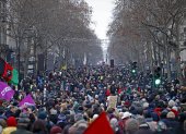 Manifestantes se manifiestan durante una huelga nacional contra la reforma gubernamental del sistema de pensiones, en París, Francia, el 19 de enero de 2023.