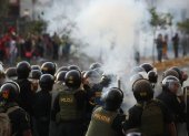 Policías se enfrentan con manifestantes durante la "toma de Lima" hoy, en Lima (Perú). La gran marcha nacional denominada "la toma de Lima" ha activado una serie de acciones de protesta en distintos puntos del país, en donde los manifestantes exigen la renuncia de la presidenta Dina Boluarte y el cierre del Congreso, así como la convocatoria a elecciones generales para este año y a una asamblea constituyente. Las manifestaciones en Perú comenzaron el 7 de diciembre pasado, cuando Boluarte asumió la Presidencia por sucesión constitucional tras el fallido autogolpe de Castillo (2021-2022) y, luego de una tregua navideña, volvieron a cobrar fuerza a partir del 4 de enero, sobre todo en el sur. EFE/ Paolo Aguilar