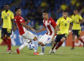 AMDEP240. CALI (COLOMBIA), 19/01/2023.- Gustavo Puerta (d) de Colombia disputa un balón con Nelson Castillo (c) de Paraguay hoy, en un partido de la fase de grupos del Campeonato Sudamericano Sub"20 entre las seleccione de Colombia y Paraguay en el estadio Pascual Guerrero en Cali (Colombia). EFE/ Ernesto Guzmán Jr.