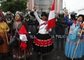 Manifestantes participan en una marcha bloqueada por policías y que se dirigía al Congreso, hoy, al margen de la llamada "toma de Lima", en Lima (Perú). Miles de personas, muchas de ellas llegadas desde las regiones del sur de Perú, emprendieron durante la tarde de este viernes una nueva marcha de protesta por el centro histórico de Lima para exigir la renuncia de la presidenta Dina Boluarte. Los manifestantes, que el jueves participaron en una movilización denominada "toma de Lima", recorrieron en grupos las calles del centro de la capital peruana, un día después de las protestas que desencadenaron en violentos enfrentamientos con la Policía Nacional. EFE/ Paolo Aguilar