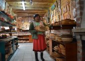 Oyacachi. Una mujer artesana muestra uno de sus trabajos.