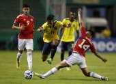 Orlando Herrera (c) de Ecuador disputa el balón con Marcelo Morales de Chile el viernes 20 de enero, durante el debut de ambos en el Sudamericano.