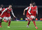 Bukayo Saka (derecha) celebra el segundo gol del Arsenal sobre el Manchester United.