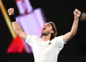Stefanos Tsitsipas celebra eufórico a manera de desahogo tras vencer a Sinner.