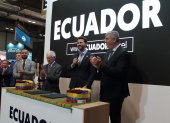 La suscripción del convenio entre el Ministerio de Turismo y Fitur, en el stand de Ecuador.