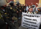 Ciudadanos protestan junto a la sede de la Prefectura, donde se encuentran los manifestantes detenidos, en Lima (Perú). EFE/Paolo Aguilar