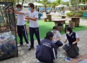 Los alumnos del Liceo Panamericano recogen y reciclan botellas de plástico.