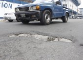 Moradores denuncian huecos en la calle José Mascote, a la altura de la Piscina Olímpica