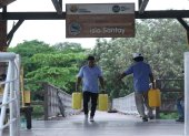 sla Santay. Los comuneros de la isla deben trasladar a diario canecas con agua desde la ciudad de Guayaquil.