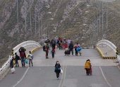 Fronteras. Varias personas cruzan a pie la frontera entre Bolivia y Perú, debido a las protestas sociales, en la población de Desaguadero.