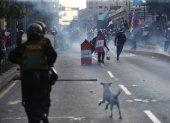 Lima. Manifestantes y policías se enfrentan durante una nueva marcha antigubernamental de este martes 24 de enero de 2023.