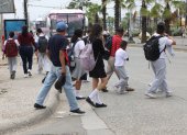 Los estudiantes de la escuela Rosita Paredes atraviesan corriendo los parterres de la avenida Francisco de Orellana.