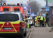 Los servicios de emergencia trabajan para atender a las víctimas del ataque en un tren a su paso por Brokstedt, Alemania, el 25 de enero de 2023.