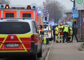 Los servicios de emergencia trabajan para atender a las víctimas del ataque en un tren a su paso por Brokstedt, Alemania, el 25 de enero.