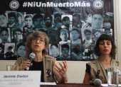 Jennie Dador (i), secretaria ejecutiva de la Coordinadora Nacional de Derechos Humanos (CNDDHH), habla durante una rueda de prensa hoy en Lima (Perú).