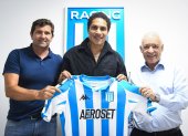 Paolo Guerrero (c) se muestra feliz sosteniendo la camiseta de Racing.