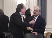 El representante permanente de Estados Unidos ante la Organización de Estados Americanos (OEA), Francisco Mora (d), conversa con su homólogo peruano, Harold Forsyth (i).