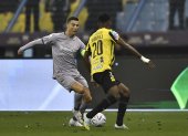 Cristiano Ronaldo (i), del Al-Nassr, intenta burlar la marca de un rival.