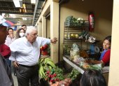 Mercados. Durante el recorrido, el asambleísta Marcos Molina visitó los mercados para hablar con los clientes y vendedores para constatar si había o no roedores en los espacios.