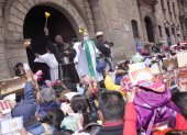 La Paz. Sacerdotes bendicen a personas que llevan miniaturas compradas en la Alasita, la fiesta boliviana de la prosperidad y la abundancia.