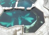 La orca Kiska en e centro de la imagen, sola en una de las piscinas del Marineland de Ontario.