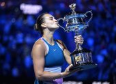 Aryna Sabalenka besa el trofeo tras ganar el Abierto de Australia.