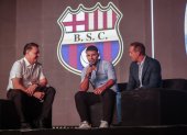 Sergio Agüero (c), exjugador argentino, en una conversación con Carlos Alfaro Moreno (i), presidente de Barcelona, y José Manuel Chatruc, animador de la Noche Amarilla.
