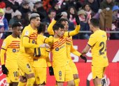 Los jugadores del FC. Barcelona felicitan a Pedri tras marcar el gol de la victoria ante el Girona.