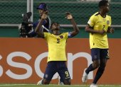 Justin Cuero (i) marcó el gol con el que Ecuador está igualando ante Uruguay