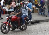 Por todos lados de la ciudad y a todas horas circulan dos personas en moto.
