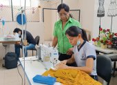Los estudiantes se involucran en la industria de la confección.