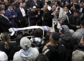 Funeral por un matrimonio muerto en la sinagoga de Neve Yaakov.