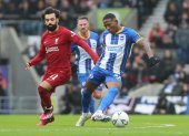Pervis Estupiñán (d) dio la asistencia para el gol del triunfo del Brighton sobre Liverpool por la Copa de Inglaterra.